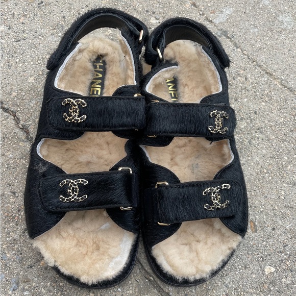 Chanel calfskin dad shearling sandals - Picture 2 of 8
